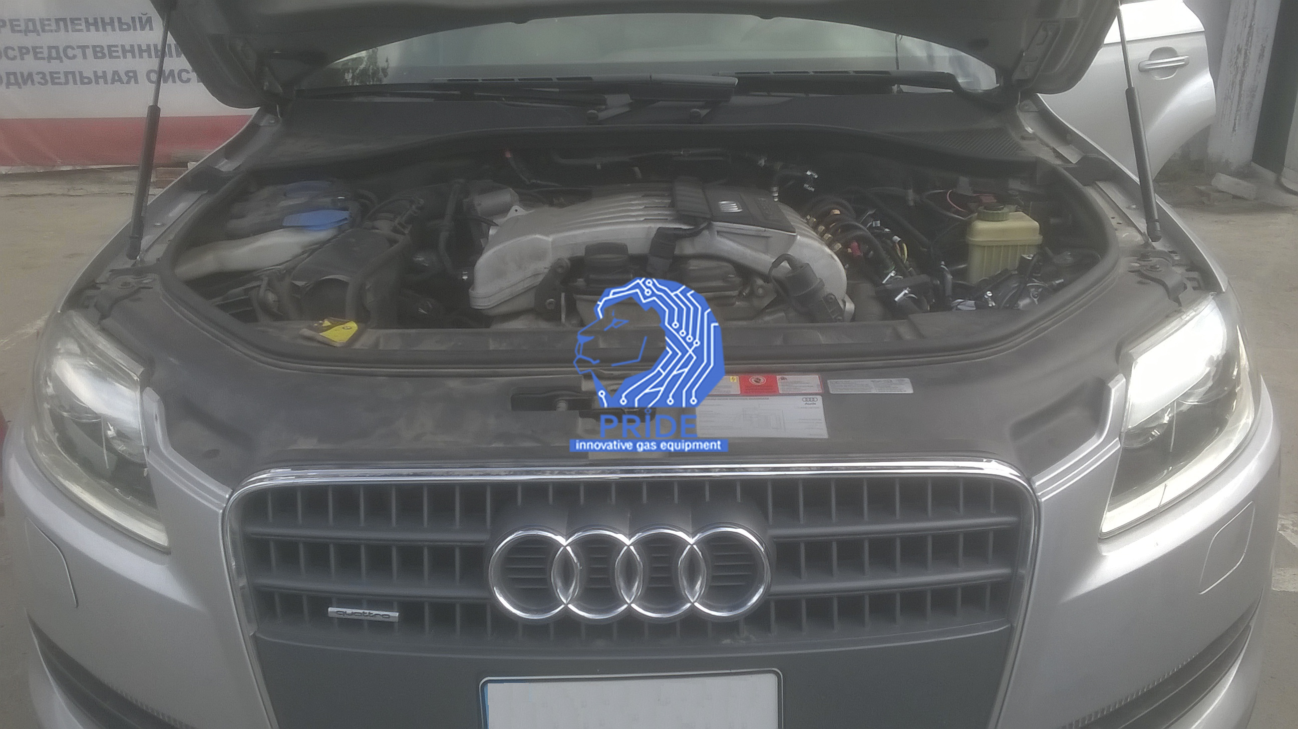 Двигатель автомобиля Audi Q7 после установки ГБО